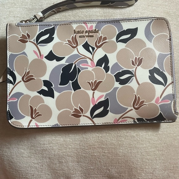 kate spade Handbags - Kate Spade New York Cameron Breezy Medium Floral Wristlet
